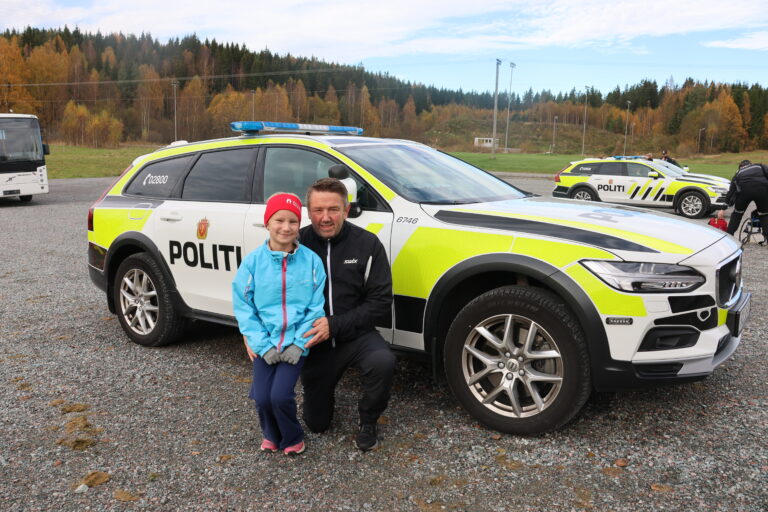 Maia Johansen Olsen og pappa Kurt Olsen hadde tatt turen til Politiets dag på Sæter. Å kjøre politibil var stas.