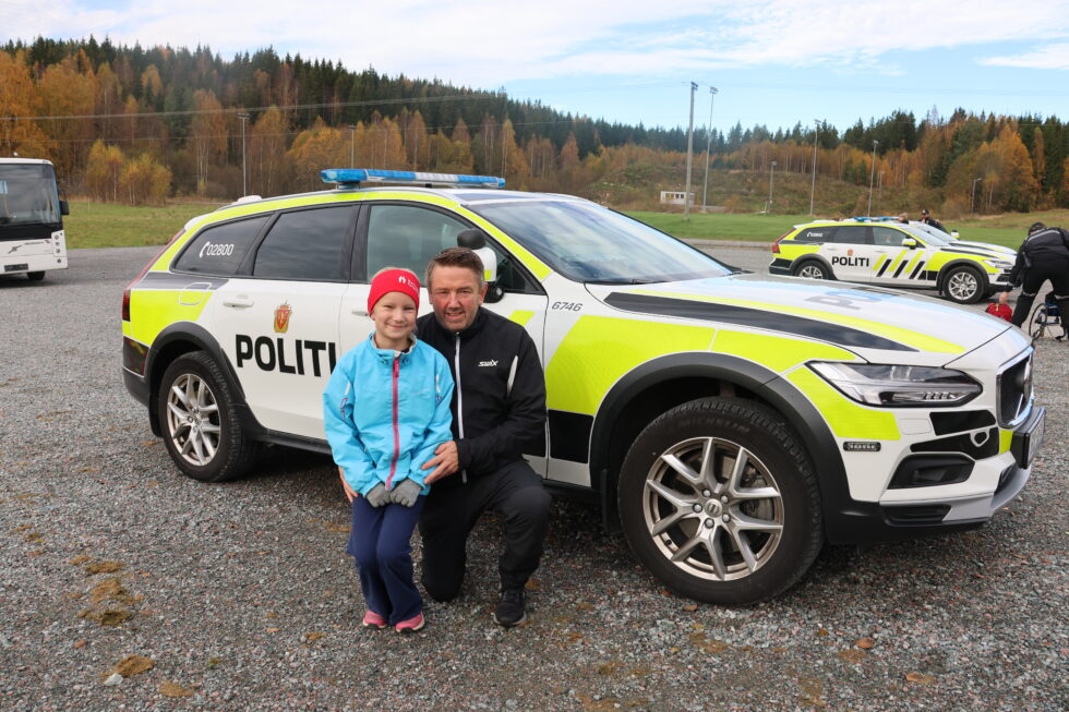 Maia Johansen Olsen og pappa Kurt Olsen hadde tatt turen til Politiets dag på Sæter. Å kjøre politibil var stas.