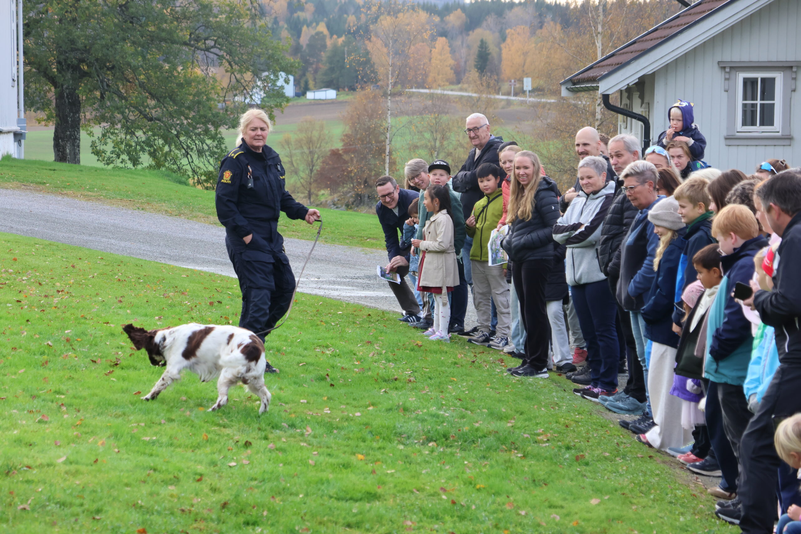 Mange ville se om politihunden Otto (4) kunne finne den gjemte narkotikaen.
