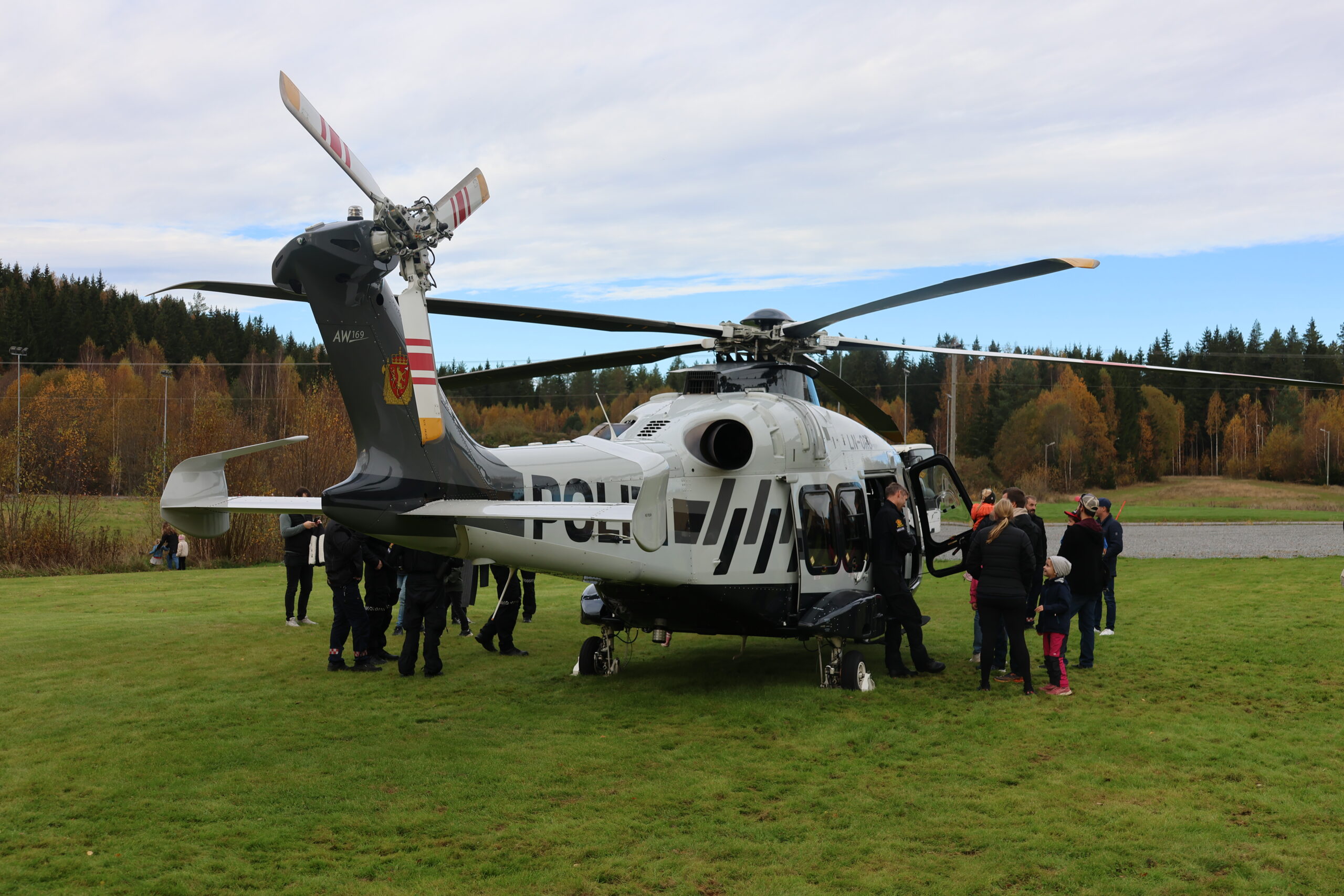 Politihelikopteret var også en tur innom Kongsvinger på Politiets dag.