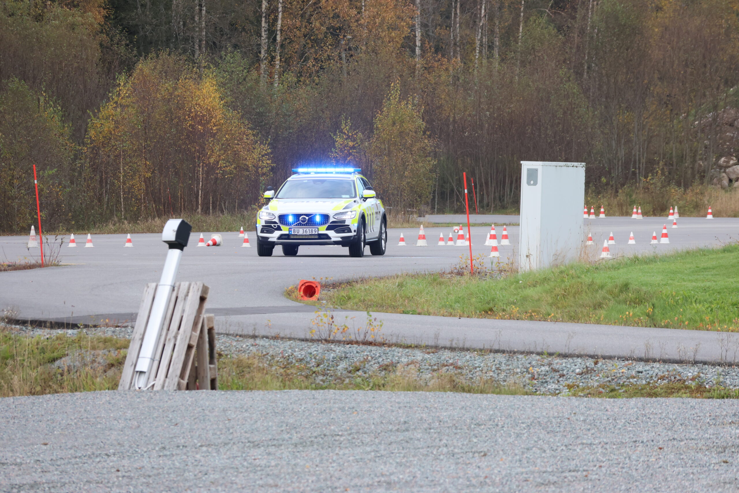 Å få sitte på med politibil med blålys og sirener var en av aktivitetene man kunne delta på.