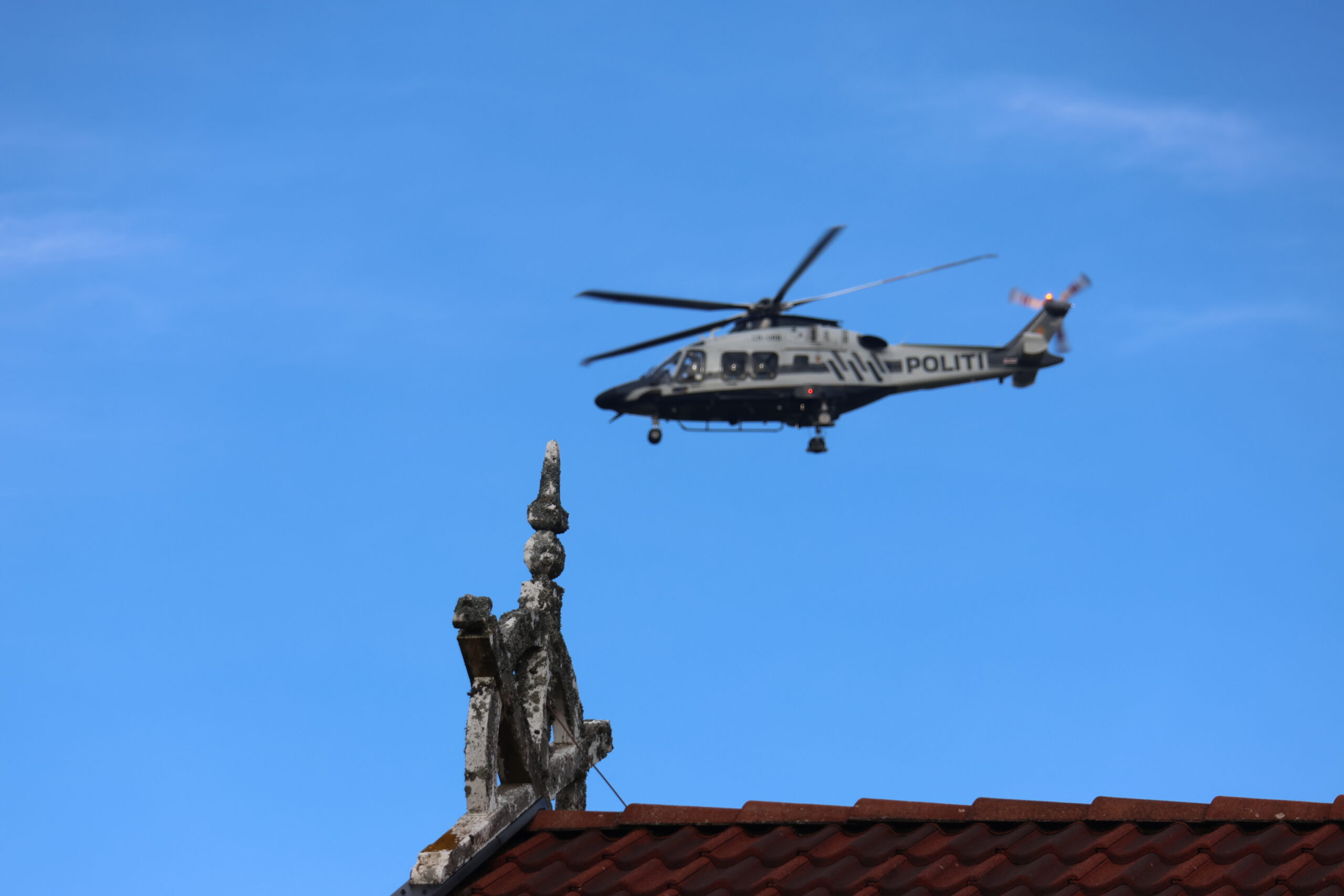 Etter en times tid på Kongsvinger gjorde politihelikopteret en overflyvning over Sæter før det satte kursen mot Gardermoen.