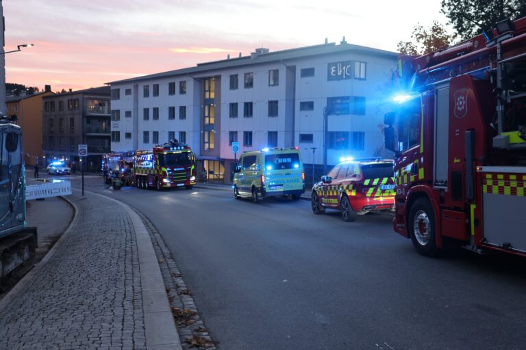 Det var like før klokka 18 lørdag kveld at alle nødetater rykket ut på melding om brann i studentblokka i Storgata i Kongsvinger.