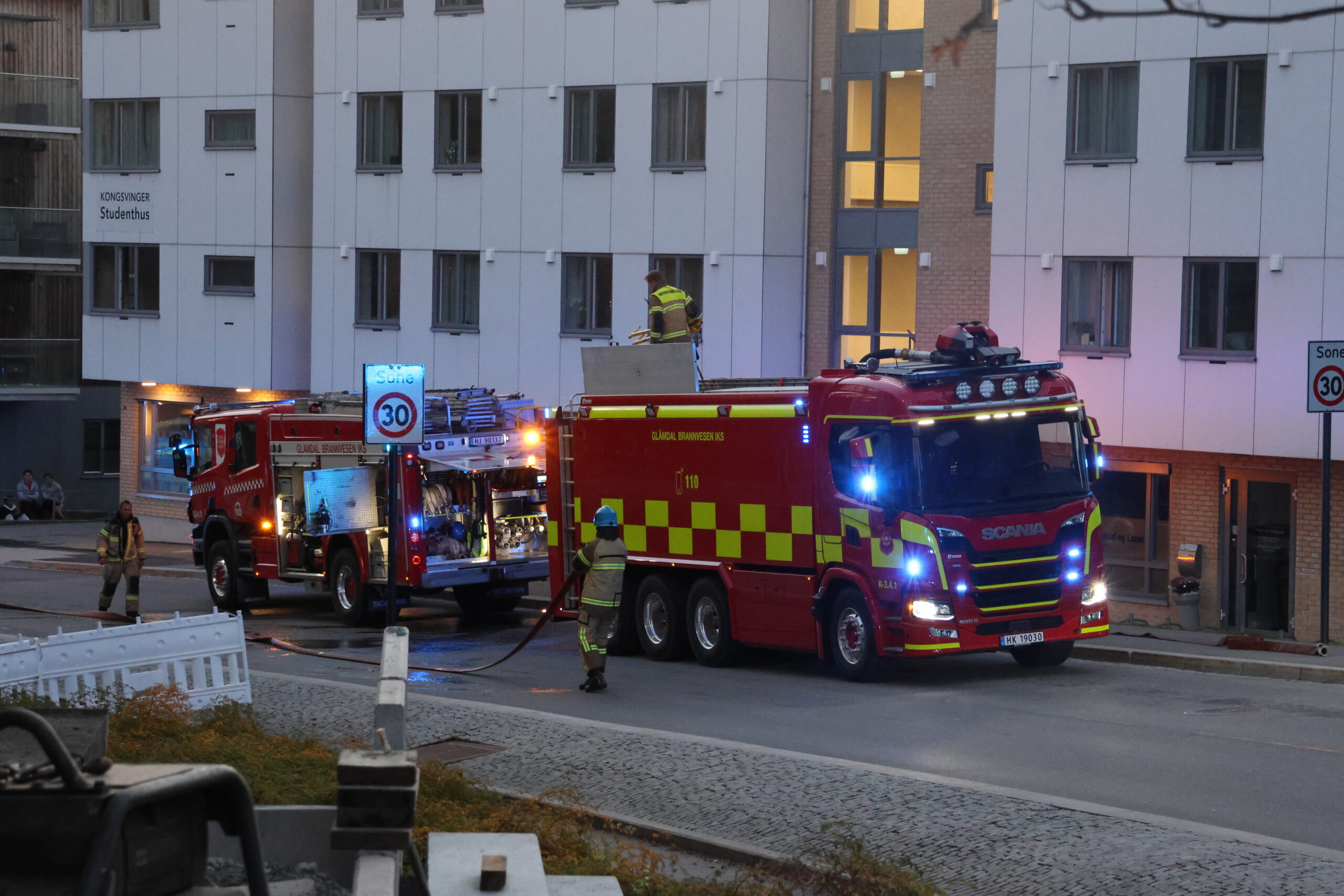 Brannvesenet rykket ut med mye materiell og mannskaper da meldingen om brann kom like før klokka 18.