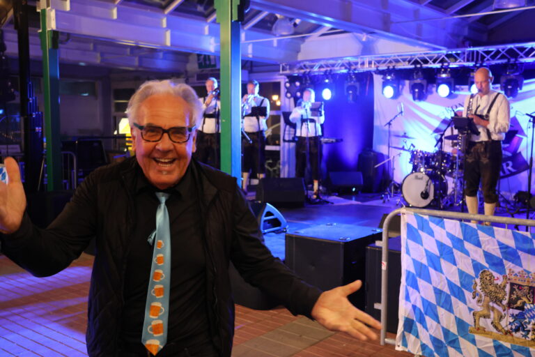 Kjell FIskerud ønsket velkommen til årets Oktoberfest.