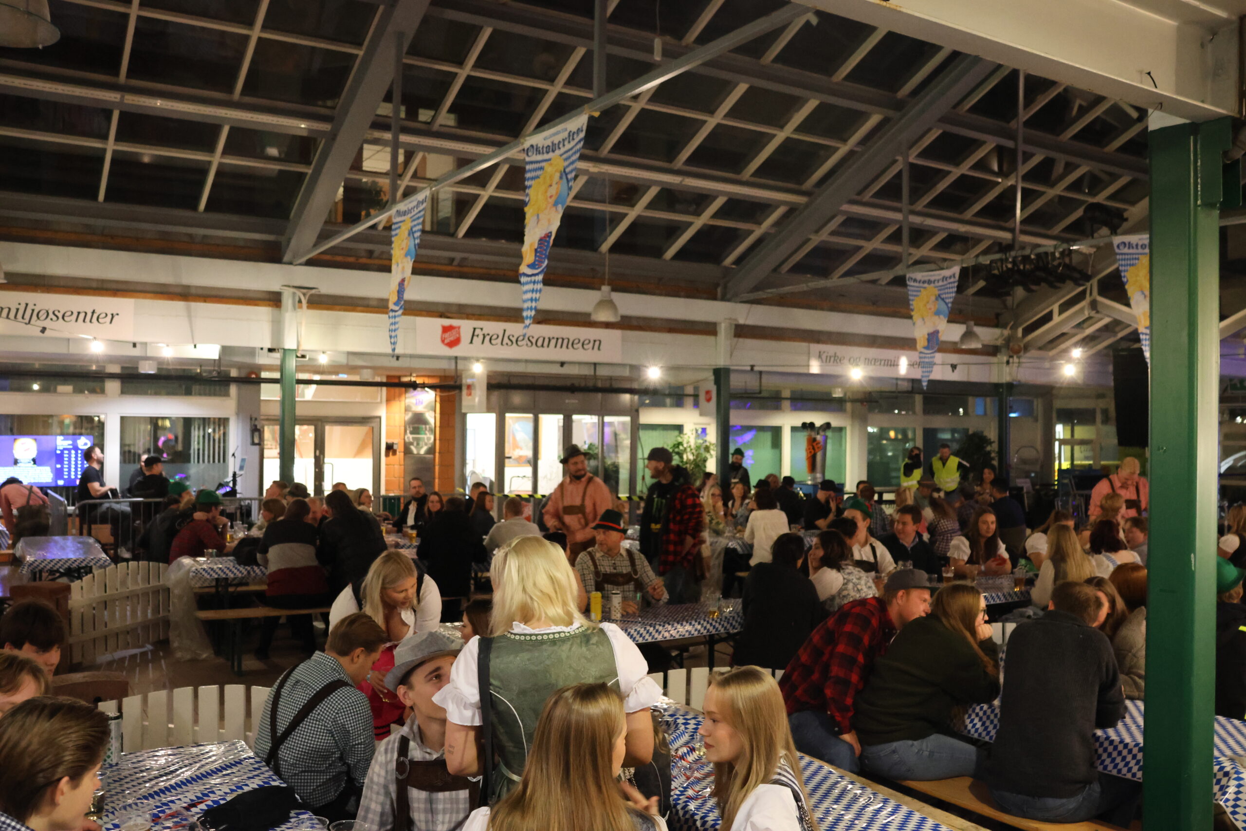 Det var god stemning i Gågata lørdag kveld da årets Oktoberfest gikk av stabelen.