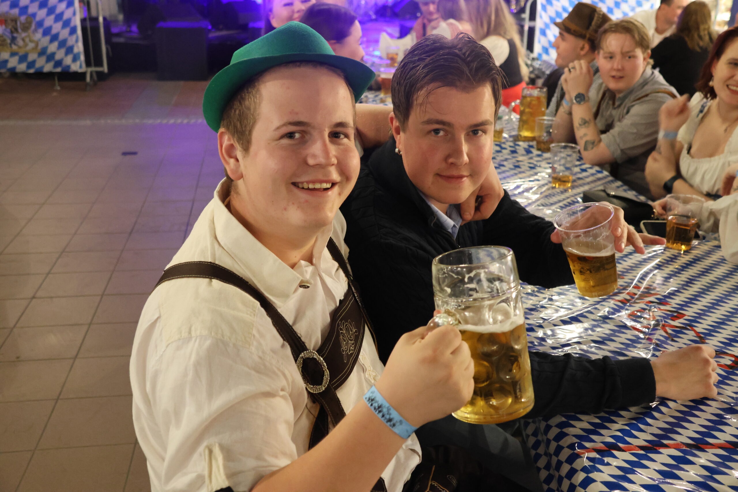 Erlend Torkildsrud og Richard Øvergård hygget seg på oktoberfest med noe godt i glasset.