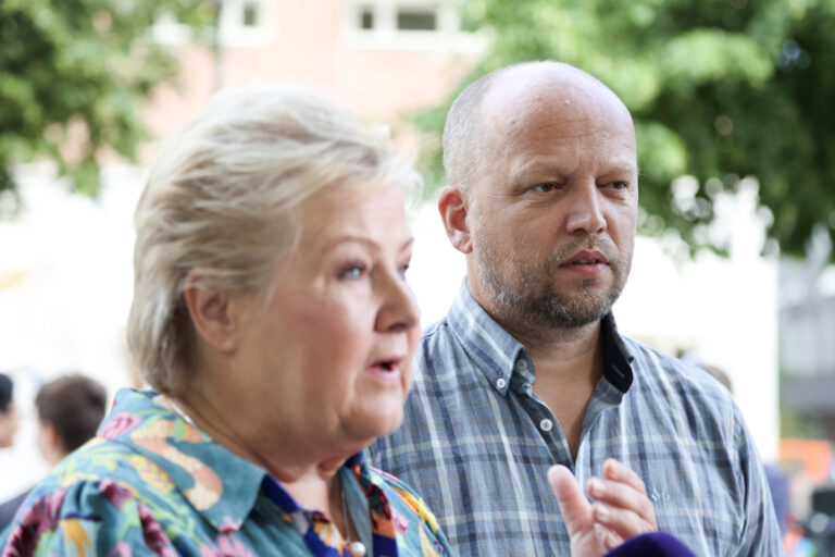 Erna Solberg og Trygve Slagsvold Vedum vil ha en grundig vurdering av hvor den nye Politihøyskolen skal ligge.