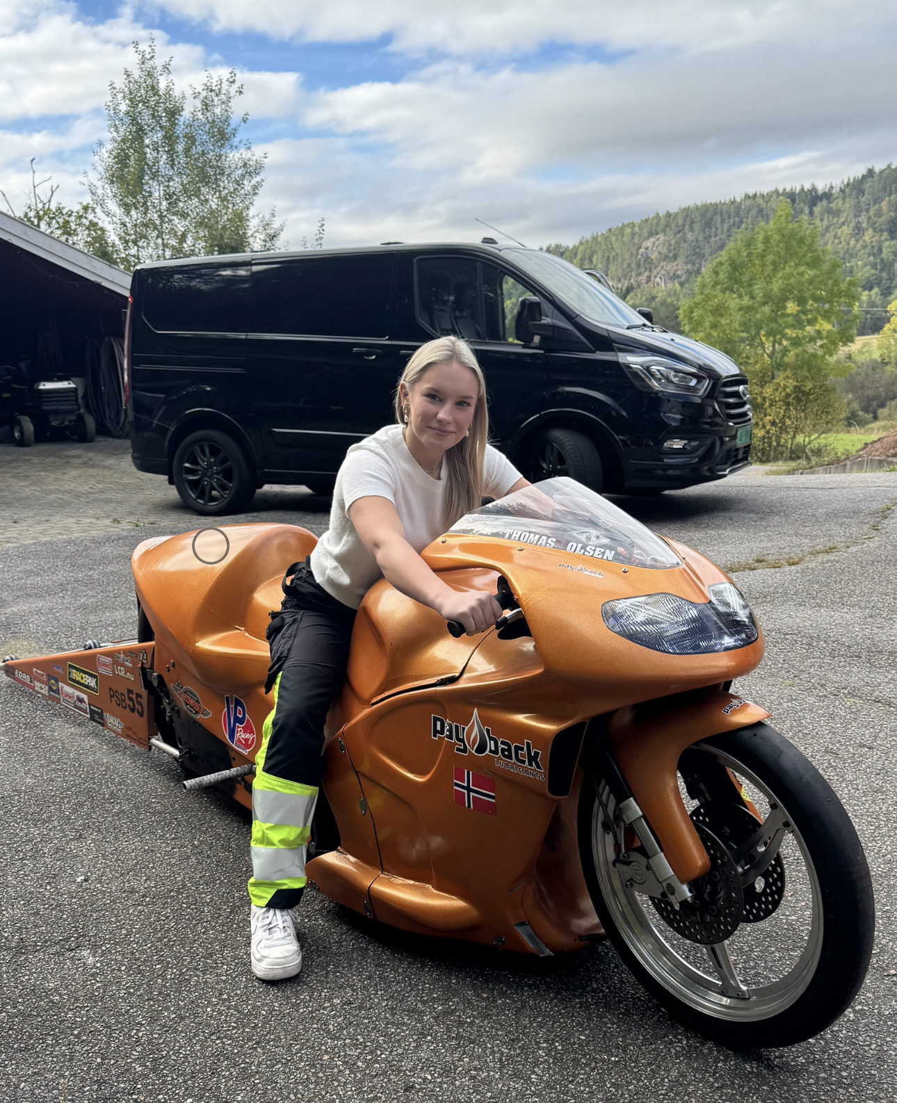 NESTE STEG I KARRIEREN: Første gang Ingrid Kristine så på Pro Stock-sykkelen. – Denne skal vi sette vår tidligere 1100cc motor i og jobbe oss oppover fra.