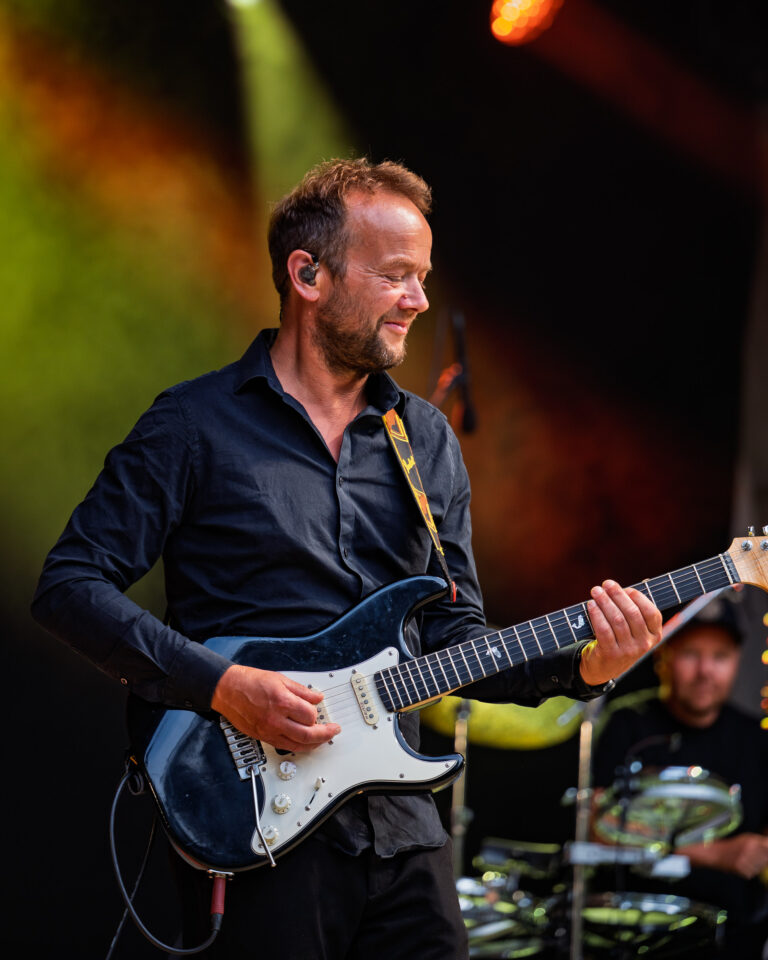 Børge Petersen-Øverleir (58) tok yrkestittelen gitarist på slutten av 80-tallet.