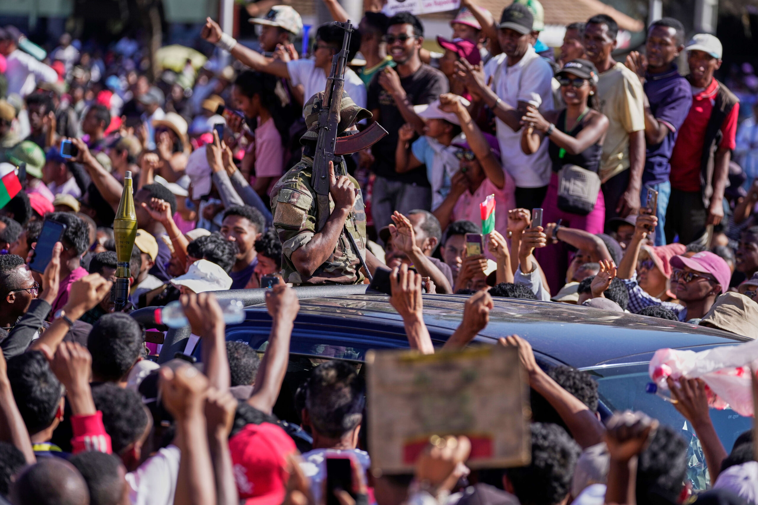 Soldater fra militæret ble godt mottatt og heiet fram av demonstranter i Madagaskar.