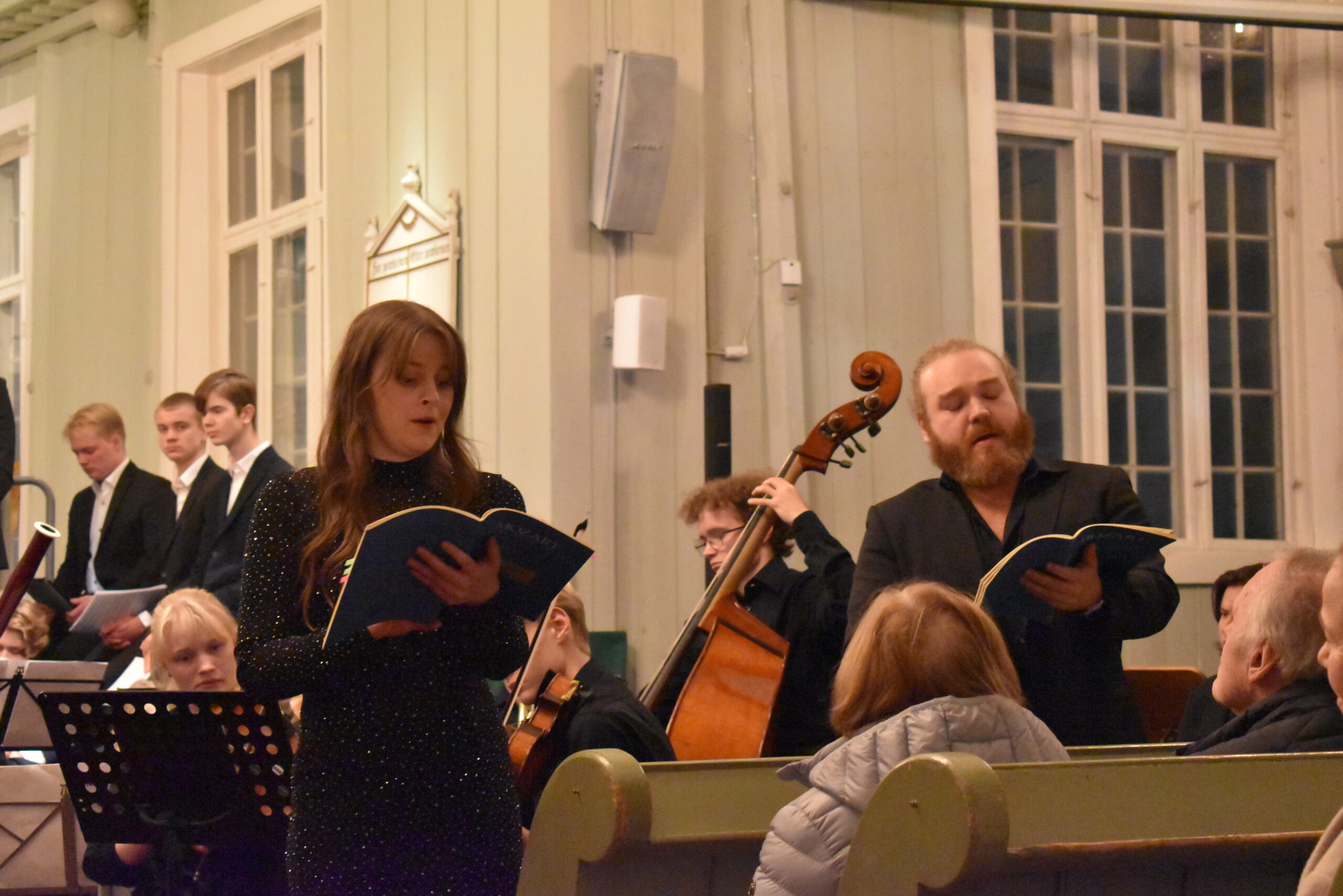 Oda Nysæther og Markus Bjørlykke synger i en del av Mozart’s Requiem.