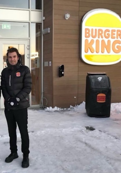 Alexander Nyløkken forteller at alt går etter planen for åpningen av Burger King i Kongsvinger 4. desember.