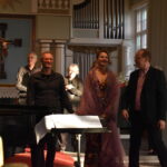 Sopranen Olga Pyatnitskikh og pianist/organist Francesco Buccino tar i mot stående applaus.