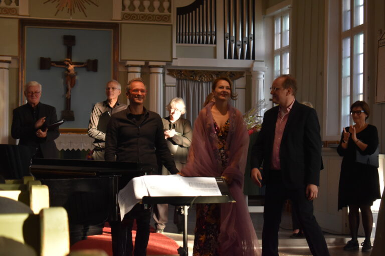 Sopranen Olga Pyatnitskikh og pianist/organist Francesco Buccino tar i mot stående applaus.