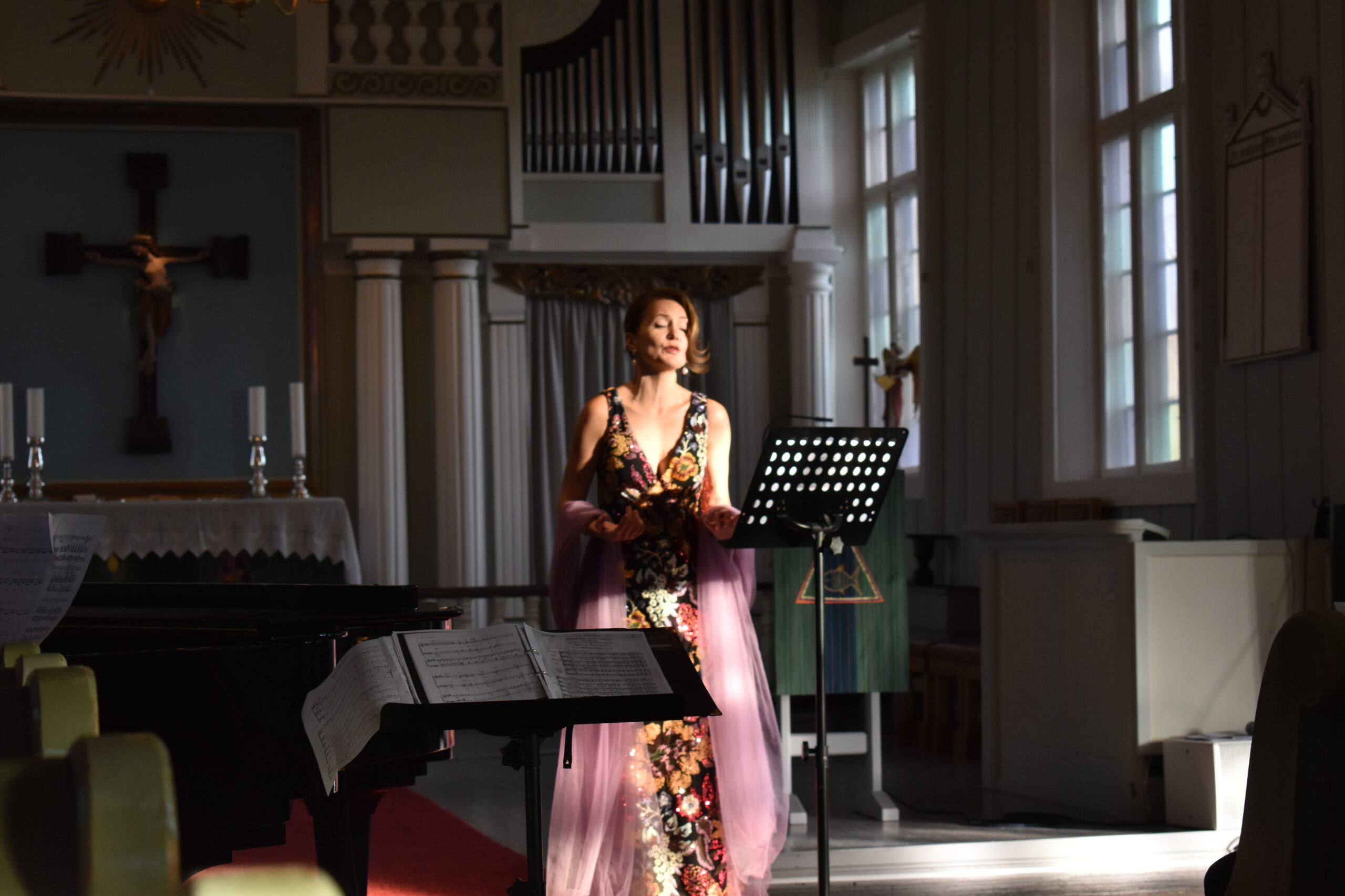 Sopranen Olga Pyatnitskikh løftet nesten kuppelen med sin sang, med Francesco Buccino på piano og orgel. Hun sang både gamle verk, og musikk komponert av Sundlisæter.