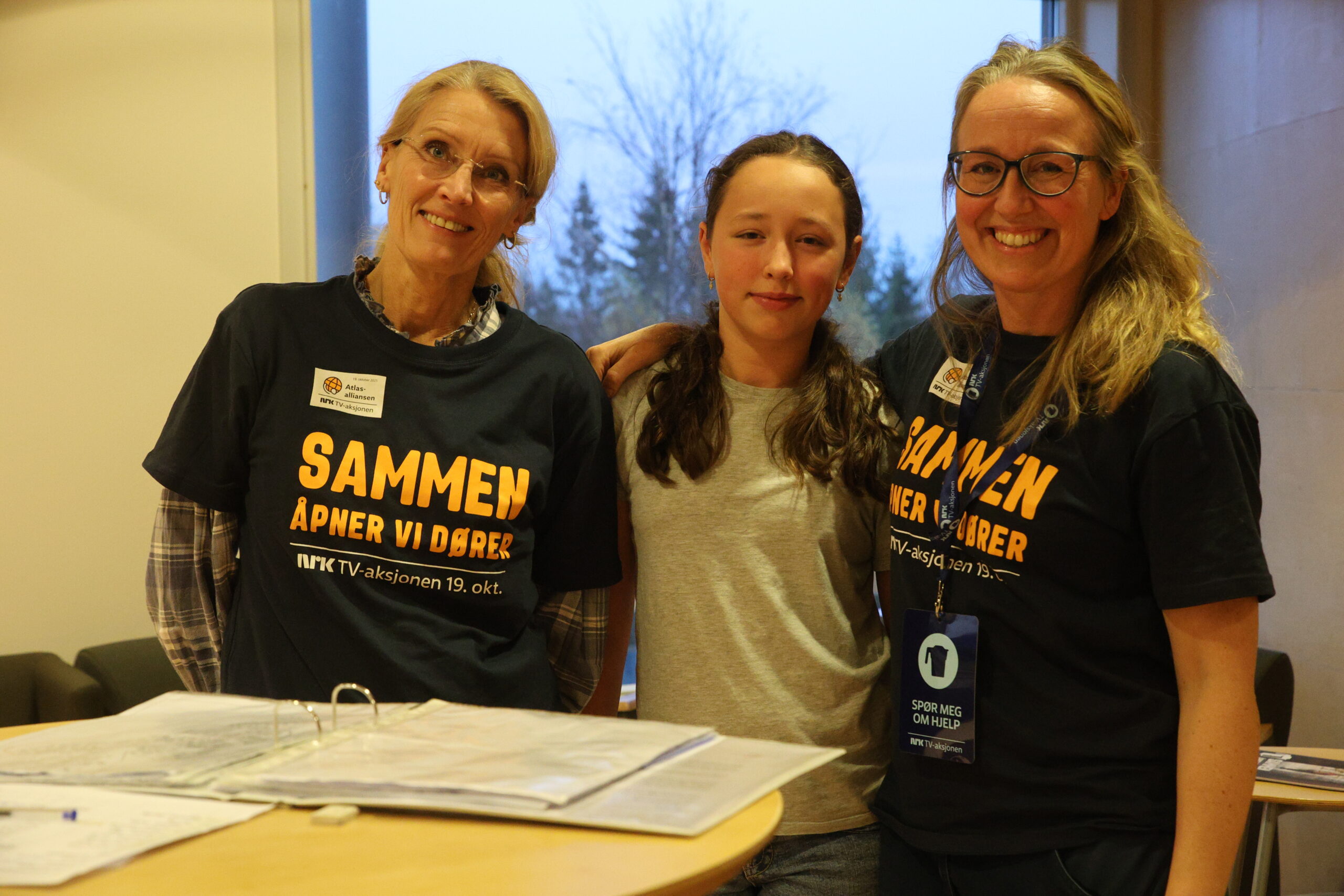 Lilja Kvalø Smedtorp (i midten) har gått i alle årene hun kan huske, men var ikke helt i form til å gjøre det i år. Hun stilte da opp sammen med sin mor Camilla Kvalø Smedtorp (t.h.) og Vera Melby Holm og hadde kontroll på alle som kom inn med bøssene.