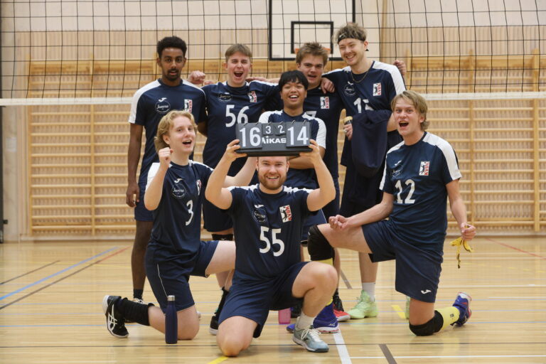 For første gang har Kongsvinger volleyballklubb to lag i seriesystemet. Dette laget vant begge sine kamper søndag.