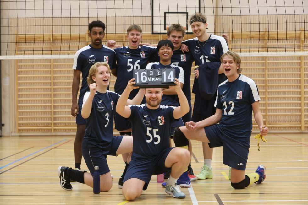 For første gang har Kongsvinger volleyballklubb to lag i seriesystemet. Dette laget vant begge sine kamper søndag.