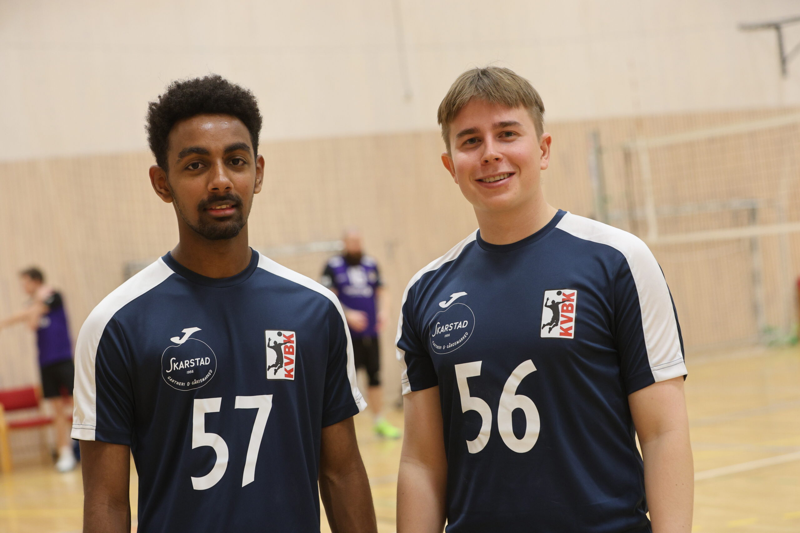 Delyet Teklom (t.v.) og Sander Hytjan forteller om at det er godt miljø i Kongsvinger volleyballklubb.