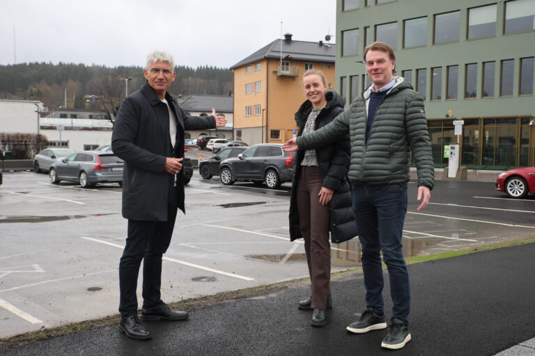 Capitane Hotels, her representert med administrerende direktør Teo K. Luisa har inngått samarbeidsavtale med Bane Nor om å bygge hotell på parkeringsplassen i bakgrunnen. Til stor glede for prosjektleder Sara Louise Kvitberg og prosjektsjef Odd Arne Lian i Bane Nor.