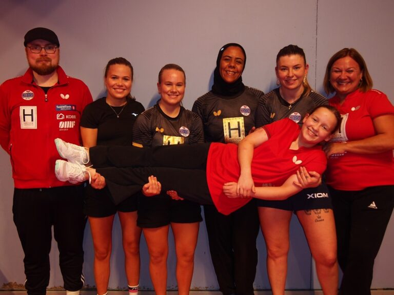 Fra venstre: Trener Kristoffer Nilsen, Coach for damelaget og spiller Martine Pettersen Kvinge, Maja Pettersen Kvinge, Mariam Hussein, Kristina Pirtskhalava og leder i Kobra Anne Haug. Liggende er Christine Nordahl som har meldt overgang fra Oslo BTK og er reserve på laget.