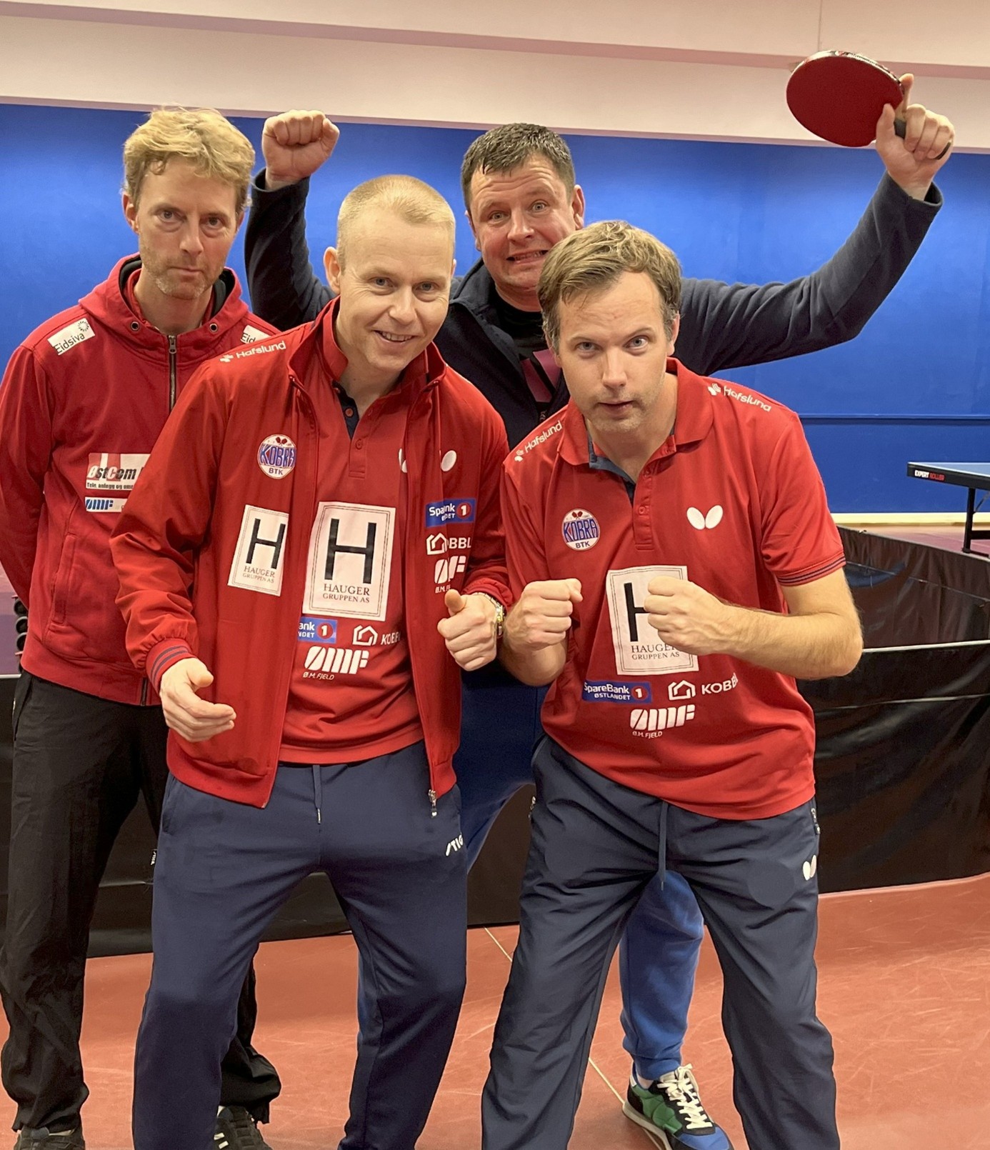 Her er den glade gjengen etter å ha gått ubeseiret gjennom den første runden av 2. divisjon. Fra venstre Dag, Raymond, Raimonds og Christian.