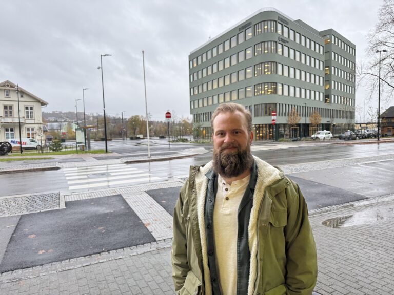 Jonas Linnerud flytter Pizzabakeren til Snarebygget og får stasjonen og Elvebredden som naboer på andre siden av Glommengata.