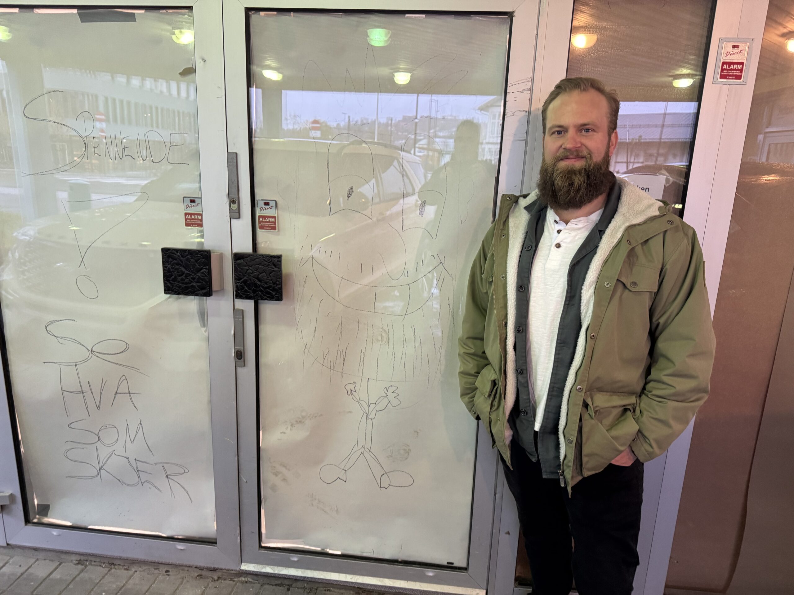 Bak disse dørene er det en stor forandring i gang. Rett over nyttår flytter Pizzabakeren hit til Snarebygget.