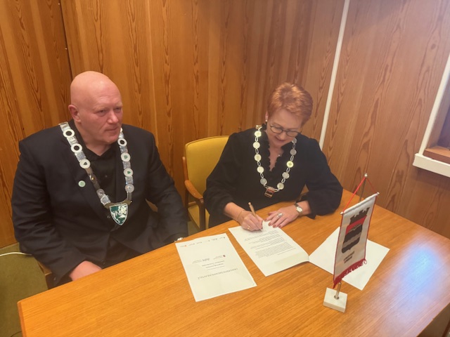 Ordfører Elin Såheim Bjørkli og rektor ved Universitetet Innlandet, Peer Jacob Svenkerud signerte en ny samarbeidsavtale i kommunestyret.