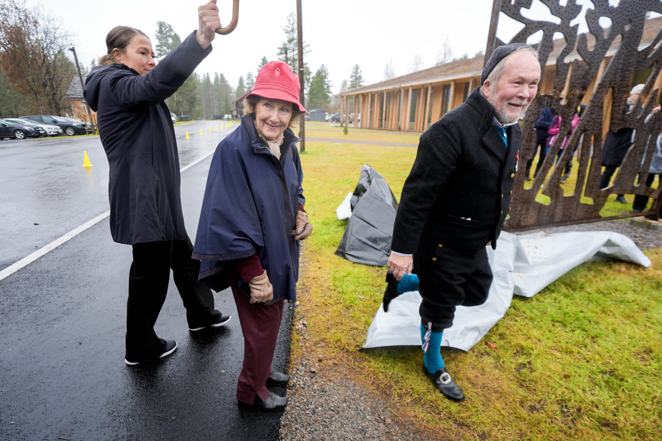 Dronning Sonja åpner nytt museumsbygg på Norsk Skogfinsk Museum i Svullrya og blir mottatt av museumsdirektør Dag Raaberg.