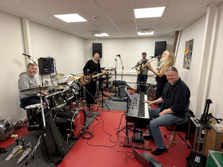 Act Two består av fra venstre Even Finsrud, Kjetil Foseid, Krister Skadsdammen, Sindre Berg og Bjørge Verbaan. De spiller for første gang under eget navn hos Vinger Blues & Rock Club på «Jeger’n» fredag 31. oktober.