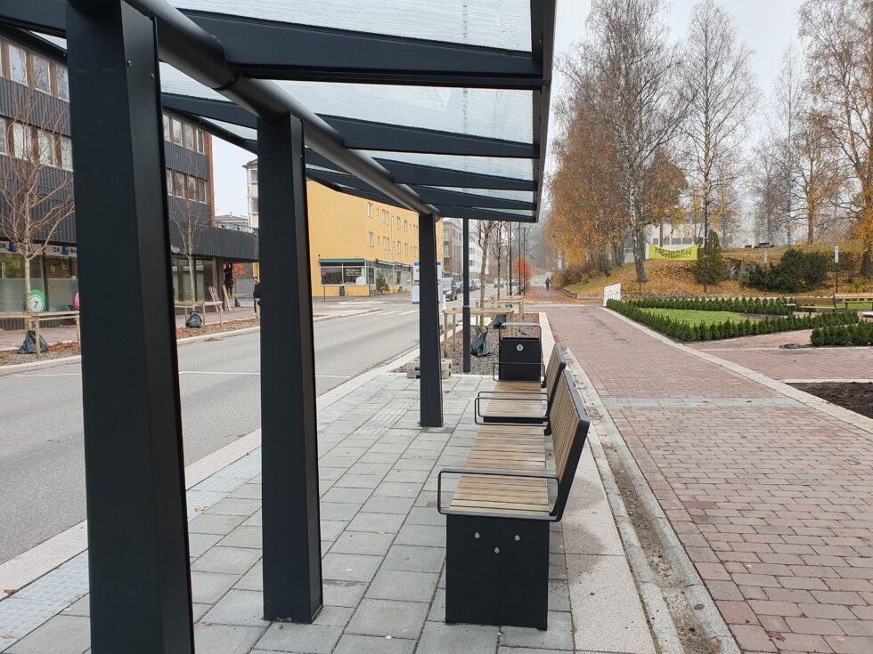 Taket over benkene på bussholdeplassene i Storgata beskytter ikke de sittende mot nedbør.