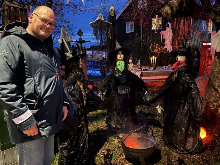 Heksene i Herdahlsparken brygget på noe skummelt i jerngryta si. Ronny Ruud forteller at parken er forvandlet for en kveld for å glede barna som er ute på Halloween.