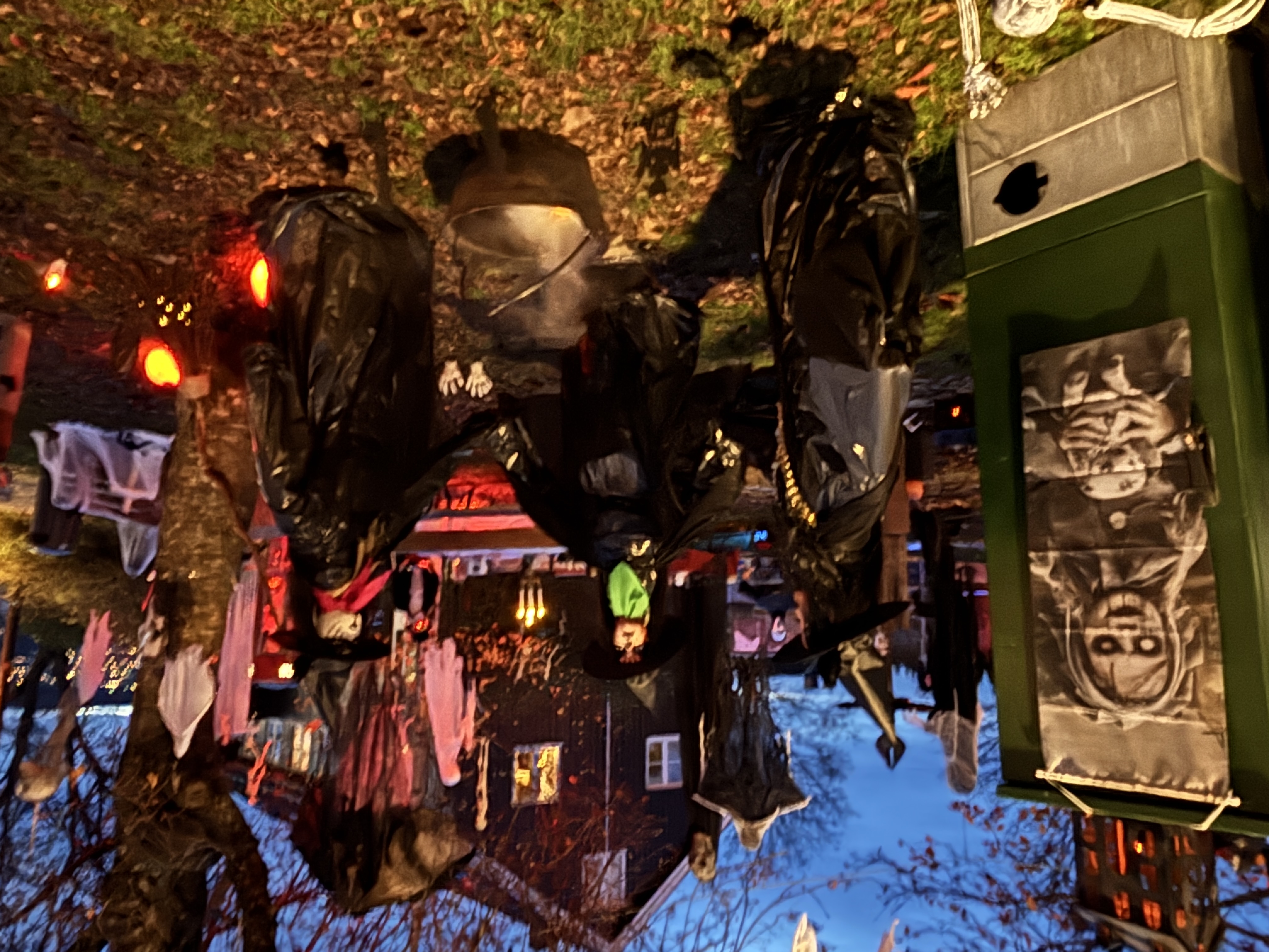 Hekser i heksedans i Øvrebyen på Halloween.