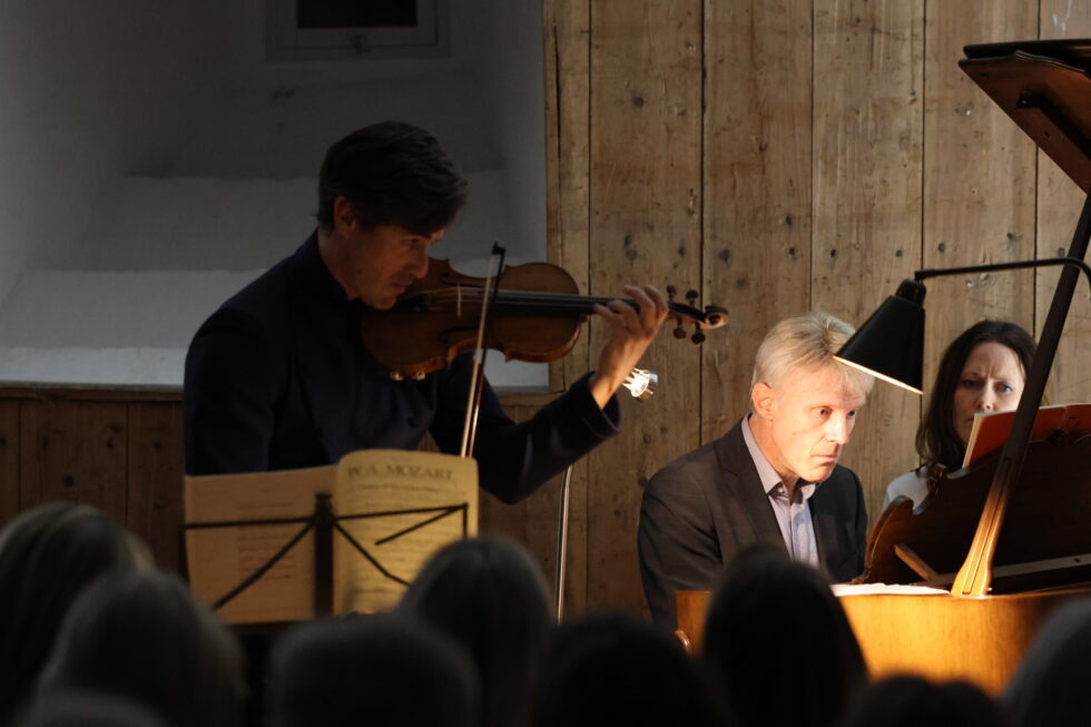Fiolinist Charlie Siem og pianist Håvard Gimse spilte for fullt hus i arsenalet på Kongsvinger festning fredag kveld.