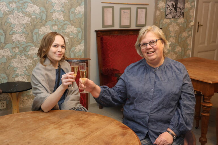Ida og Nina Solem sitter i styret i Kongsvinger kunstforening. På lørdag er det klart for medlemsutstilling i Aamodtgården.
