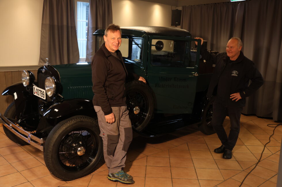 Frank Lie Helledal og Paul-Tommy Helledal var og hentet bilen med sterke historiske bånd til Kongsvinger i forrige uke. Nå har bilen som nærmer seg 100 år fått hedersplassen i festsalen hos G.U.M.F.