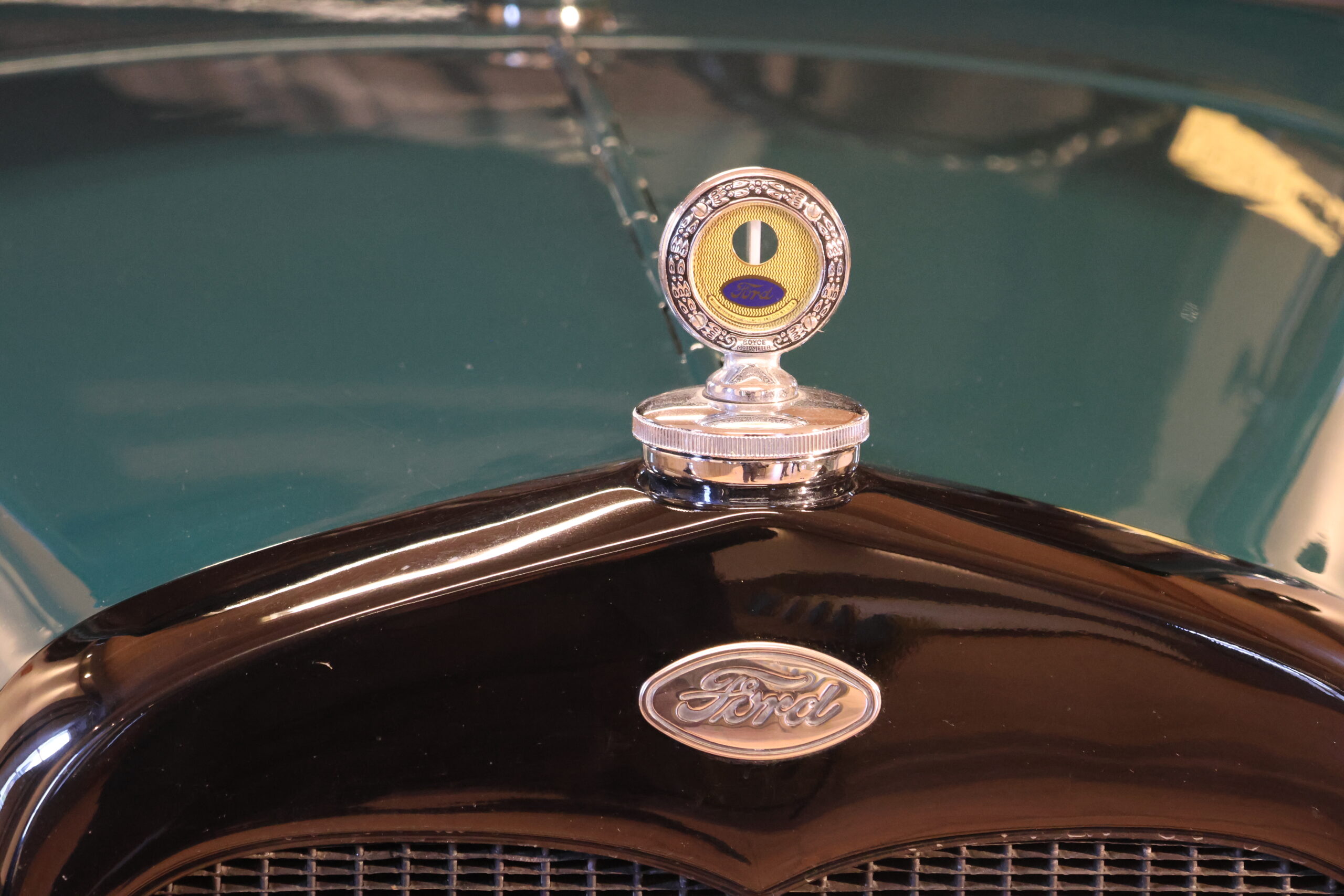Ford Emblem med innebygd temperaturmåler plassert på tanklokket til radiotoren er bare en av detaljene.