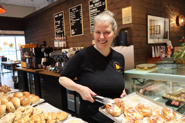 Lena Hagemo kombinerer naturdekorasjoner med nytraktet kaffe og bakst i Kongsvinger.
