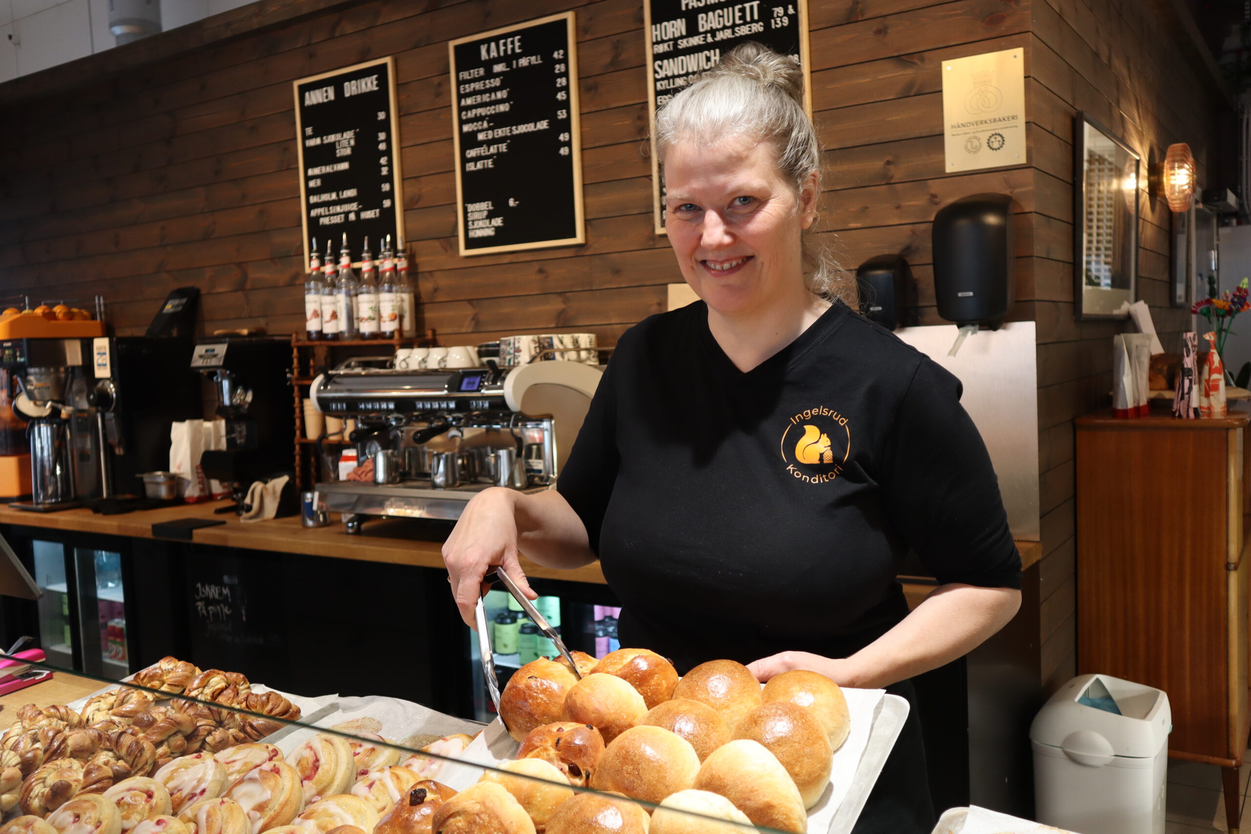 I sommer startet Lena så smått sin nye jobbhverdag med å kombinere naturdekor med bakst, og siden 1. oktober har hun stort sett vært fast å se ved bollene eller kaffemaskinen.