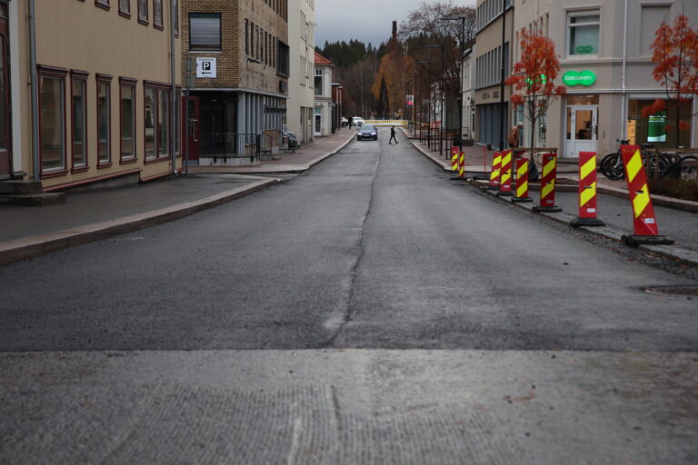 På dagtid kan man kjøre gjennom Brugata i Kongsvinger sentrum.