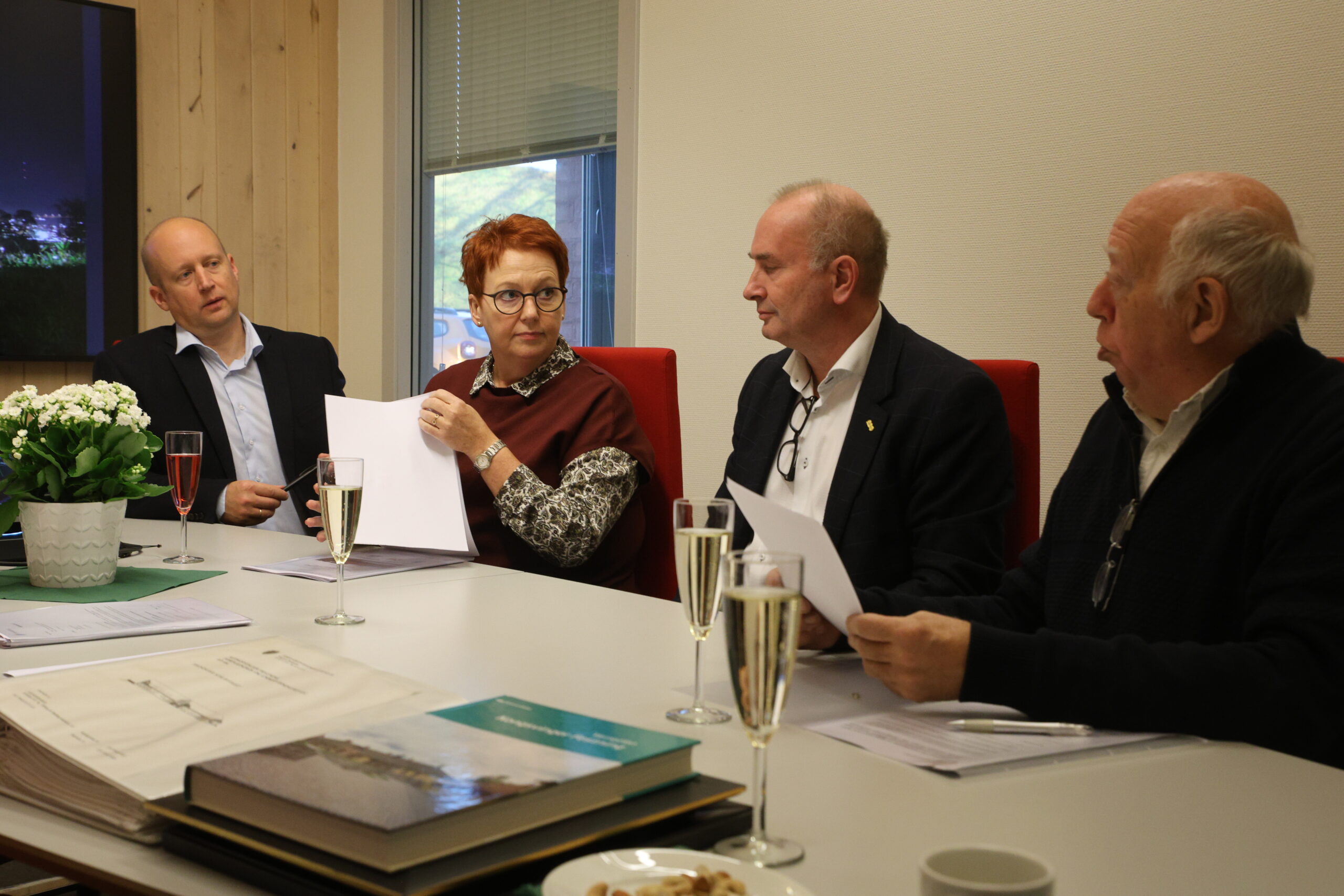 For at salget skulle gjennomføres måtte Forsvarsbygg selge Gyldenborg til Kongsvinger kommune. De solgte så bygget videre med en gang til Anno Museum. F.v. Kommunalsjef Miljø og samfunnsutvikling, Kjetil Wold Henriksen, ordfører Elin Såheim Bjørkli, administrerende direktør Anno muesum, Sven Inge Sunde og prosjektleder Forsvarsbygg, Trond Norby.