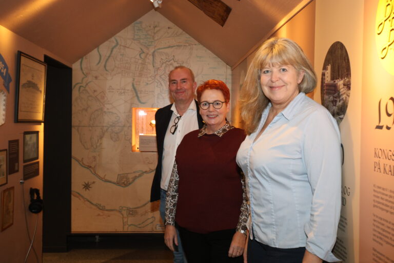 Denne gjengen er glad for at Gyldenborg nå tilhører Anno Museum. Foran i bildet Avdelingsdirektør, Anno museum avdeling Kongsvingerregionen, Mona Pedersen, ordfører Elin Såheim Bjørkli og administrerende direktør Anno muesum, Sven Inge Sunde.