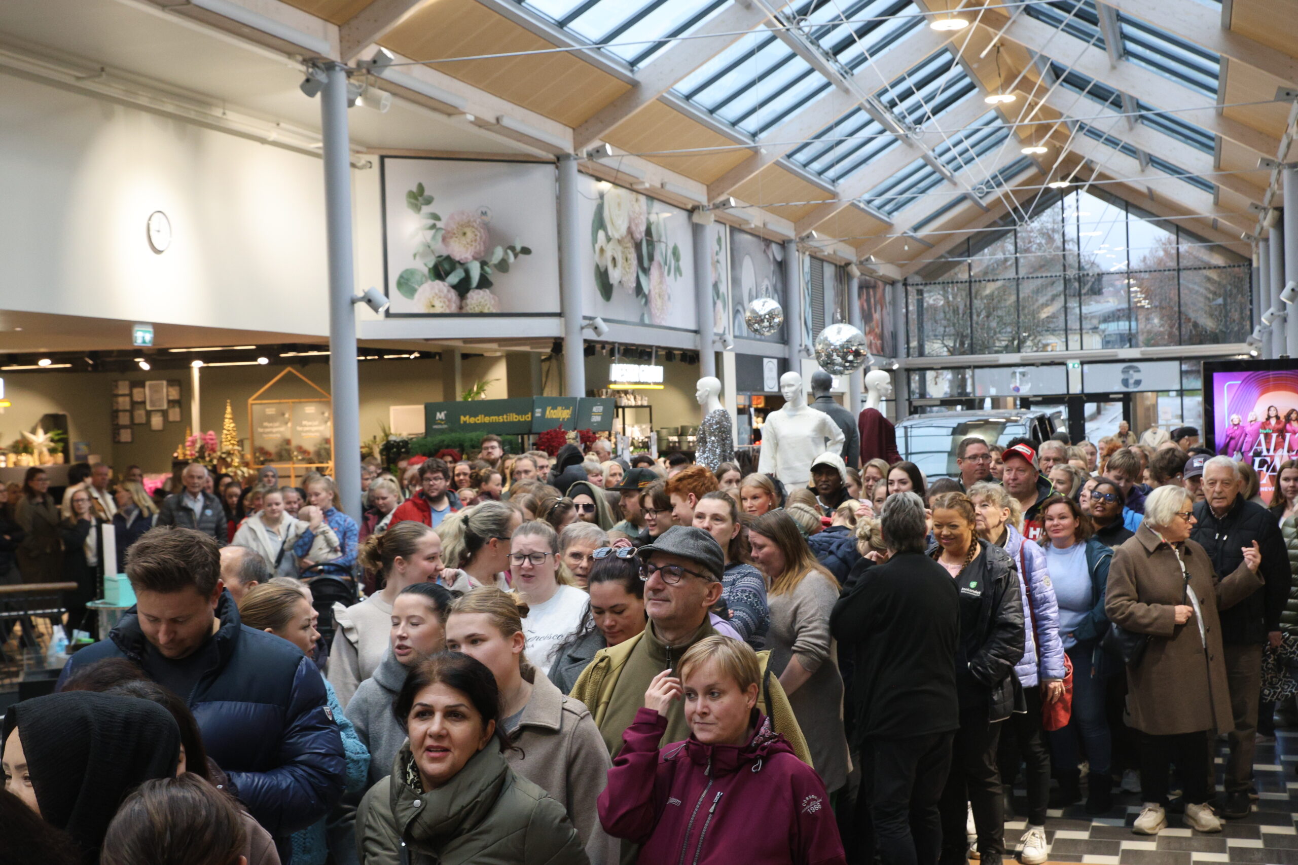 Det var lange køer da Normal åpnet butikken på Kongssenteret.