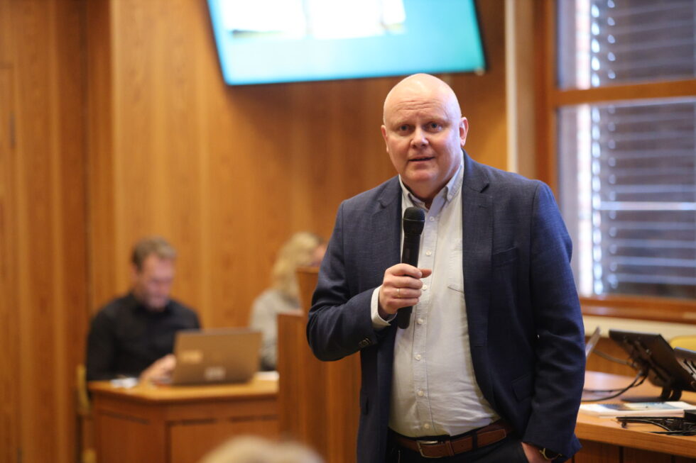Kommunedirektør Lars Andreas Uglem, legger her frem sitt forslag til budsjett for 2026 foran politikerne i kommunestyresalen onsdag ettermiddag.