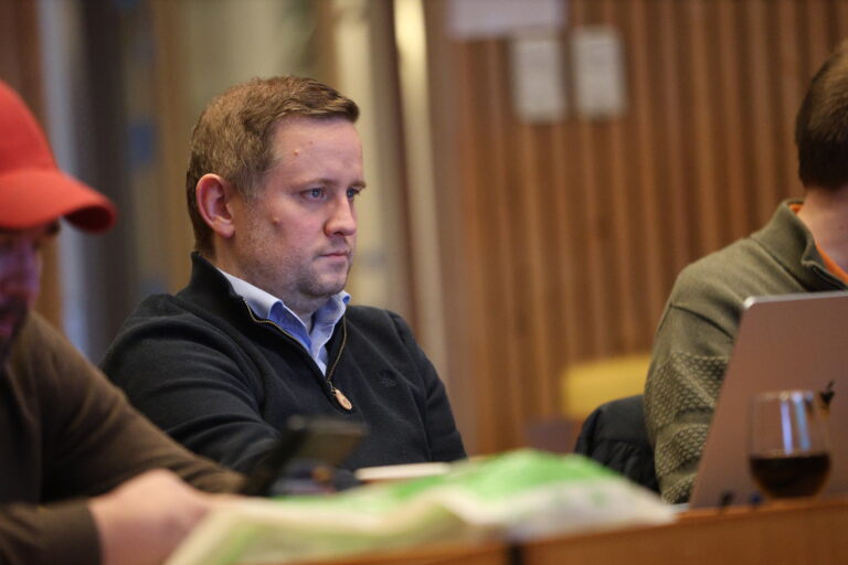 Høyre og Øyvind Randmæl-Warpe (bildet) vil selge kommuneskogen for å finansiere det nye sykehjemmet tidligere. Det er en dårlig og lite gjennomtenkt ide, mener kommentator Bjørn Taalesen.