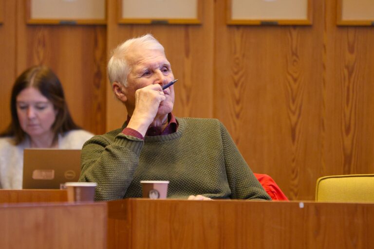 Den 85-årige Krf-representanten Thor Ringsbu hold en skoletime i kommunstyre om den kommunale brann- og redningstjenesten i Kongsvinger.