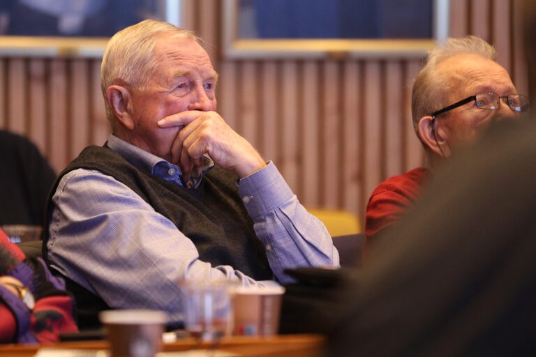 Arne L. Hanestad ble sjokkert og skuffet da han fikk høre forslaget om utsettingen av byggingen av det nye sykehjemmet.