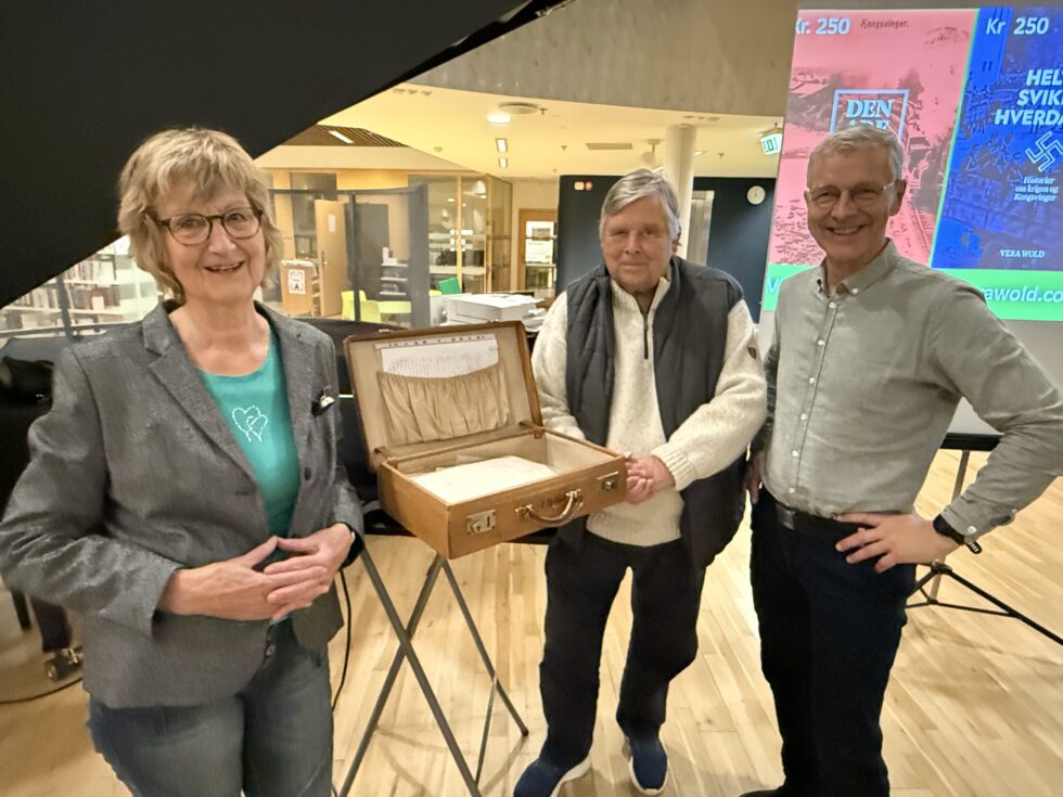 Forfatter Vera Wold sammen med brødrene Trond og Gustav Karlsen. Den brune kofferten fant de på et loft nesten 80 år etter krigen. Innholdet var en skatt av opplysninger.
